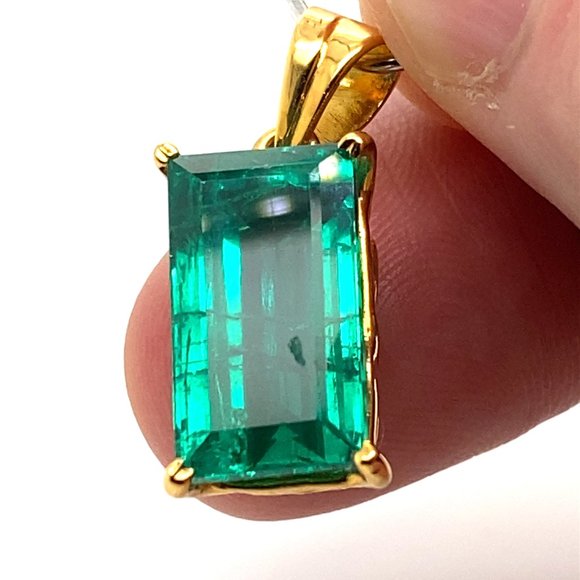 Emerald 9.90ct Solid 18K Yellow Gold Pendant - Picture 1 of 7